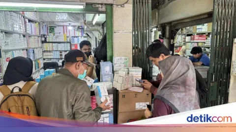 Erupsi Anak Krakatau: Warga Jakarta Borong Masker, Stok Menipis di Pasar Pramuka