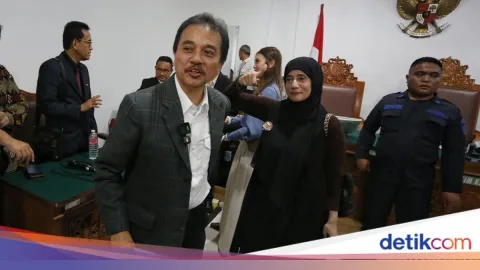 Sidang Praperadilan Roy Suryo Kembali Tertunda: Abu Vulkanik Krakatau Hambat Hakim ke Jakarta