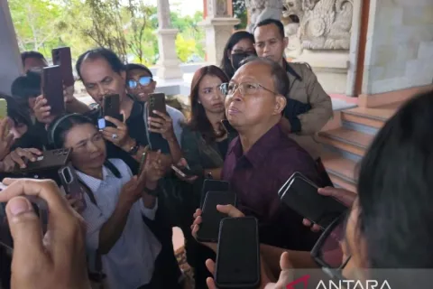Koster Buka Konteks Video โDiam Kamuโ yang Viral: Penertiban Pantai Bingin dan Nasib Pekerja