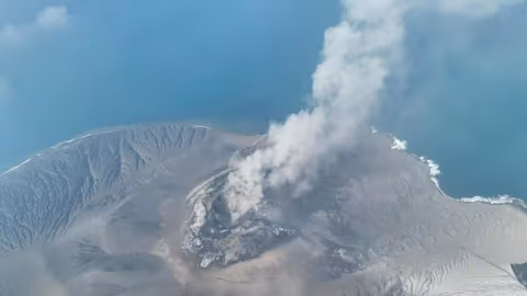 Status Anak Krakatau Masih Siaga III: Gempa Vulkanik Tinggi, Sebaran Abu Capai 15 Kilometer