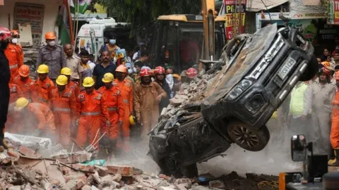 Bangunan Enam Lantai di Delhi Runtuh: Enam Tewas, Tim SAR Kerahkan Anjing Pelacak