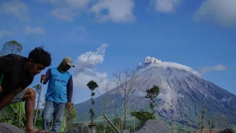Erupsi Semeru Masih Level III: BPBD Jatim Pastikan Aktivitas Warga Normal, tapi Zona Bahaya Tetap Dijaga