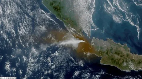 Erupsi Anak Krakatau Dipantau Ketat Jepang: Tsunami Dinilai Tak Mengancam, tapi Kewaspadaan Tetap Diperlukan