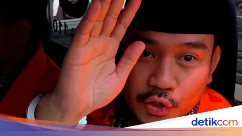 Erupsi Anak Krakatau Menunda Vonis Bupati Bekasi: Penerbangan Hakim Terganggu, Sidang Diundur Seminggu