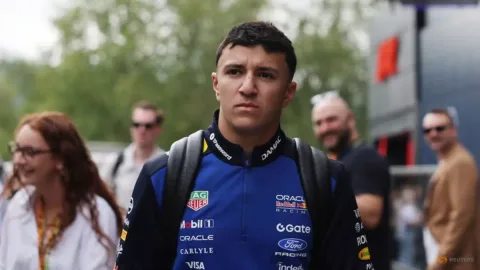 Hadjar Kembali Absen di GP Spanyol, Lawson Perpanjang Tugas di Red Bull