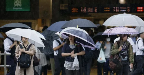Hujan Lebat Jepang: Peringatan Longsor, Satu Tewas, dan Ribuan Sekolah Tutup