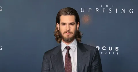 Andrew Garfield: Film The Uprising Harus Membuat Para Miliarder Ketakutan