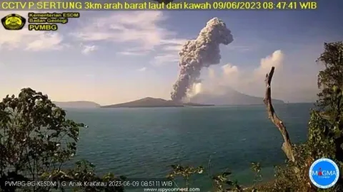 Anak Krakatau Kembali Muntahkan Abu, Delapan Bandara Lumpuh: Apa Dampaknya bagi Penerbangan dan Wisata?
