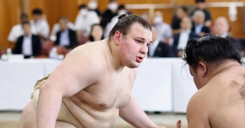 Aonishiki Incar Promosi Yokozuna di Tengah Cedera: Mimpi Eropa di Dojo Sumo