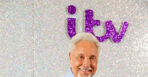 Sir Tom Jones Buka Suara: Klaim Dipecat ITV dari The Voice, Singgung Usia 86 Tahun