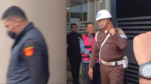 Eks Jampidsus Febrie Adriansyah Tersenyum Usai Enam Jam Diperiksa Kejagung: Sinyal Tak Bersalah atau Strategi Hukum?