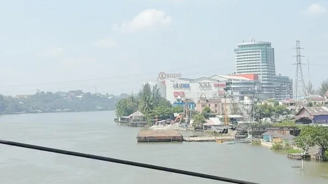 Sungai Mahakam Berubah Biru: Sinyal Kemarau Panjang dan Intrusi Air Laut di Kalimantan Timur