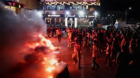 Harga BBM Naik 20-40%, Warga Aleppo Turun ke Jalan Bakar Ban