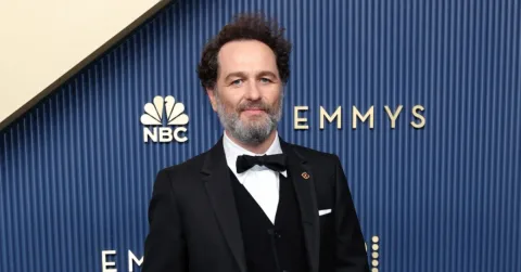 Matthew Rhys Cetak Sejarah di Emmy Awards 2026, Raih Dua Piala Aktor Utama