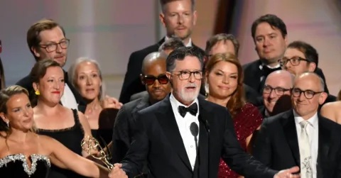Stephen Colbert Pamer Jenggot AI di Emmy, Isyarat Pensiun dari TV Late Night