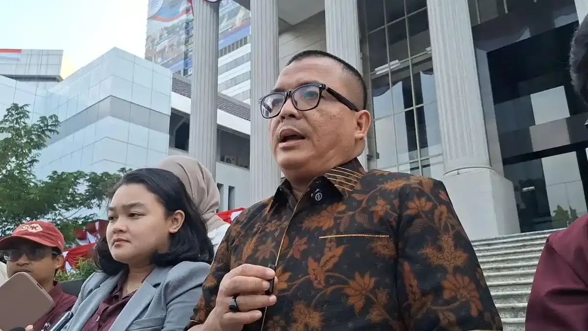 Denny Indrayana Santai Hadapi Somasi Ijazah Gibran: "Jogetin dan Senyumin Aja"