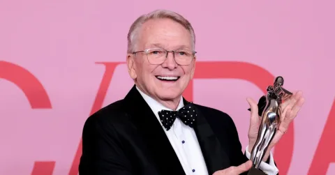 Bob Mackie Tutup Usia, Elton John: Hollywood Kehilangan Desainer Paling Legendaris