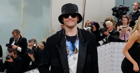 Pete Davidson Serukan Empati di Tengah Sorotan Publik: 'Kita Perlu Berhenti Menuang Bensin ke Api'