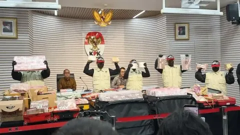 KPK Pamerkan Rp106,3 Miliar Sitaan OTT ATR/BPN: Dari Koper hingga Kantong McDonald's