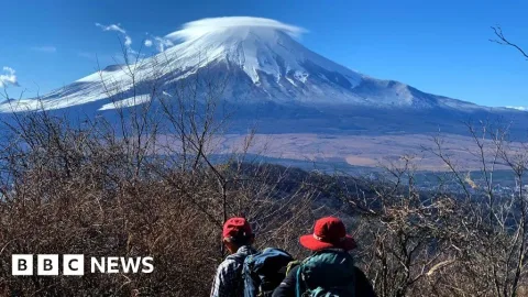 Jepang Terapkan Biaya Helikopter untuk Pendaki Gunung Fuji di Luar Musim