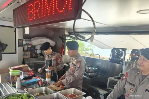 Polri Siagakan Dapur Lapangan di Posko SAR Carita: 300 Porsi Makanan per Hari untuk Tim Gabungan dan Keluarga Korban
