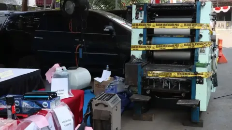 DPR Desak Polri Buka-bukaan Soal Uang Palsu SGD Rp4,7 Miliar di Tangsel