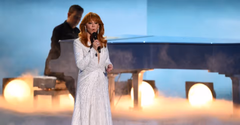 Reba McEntire Kenakan Perhiasan Pribadi Dolly Parton di Panggung Emmy Awards