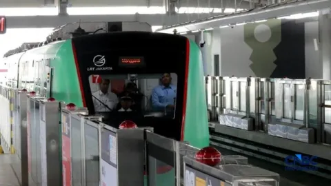 LRT Kelapa Gading–Manggarai Resmi Beroperasi: Tarif Rp8 Selama 8 Hari, 15 Kelompok Digratiskan