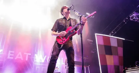Jimmy Eat World Batalkan Tur Festival, Jim Adkins Jalani Operasi Darurat Retina
