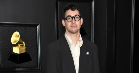 Jack Antonoff Tanggapi Pisah dari Margaret Qualley dengan Sindiran di Panggung