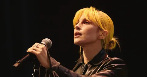 Hayley Williams Lawan Bisu Panggung: Dukung Macklemore dan Artis yang Tergusur dari Tur Ed Sheeran