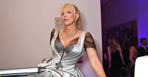Courtney Love Blak-blakan soal Ketidaknyamanan Menjadi Ikon Rock: 'Saya Tak Punya Keterampilan Sosial'