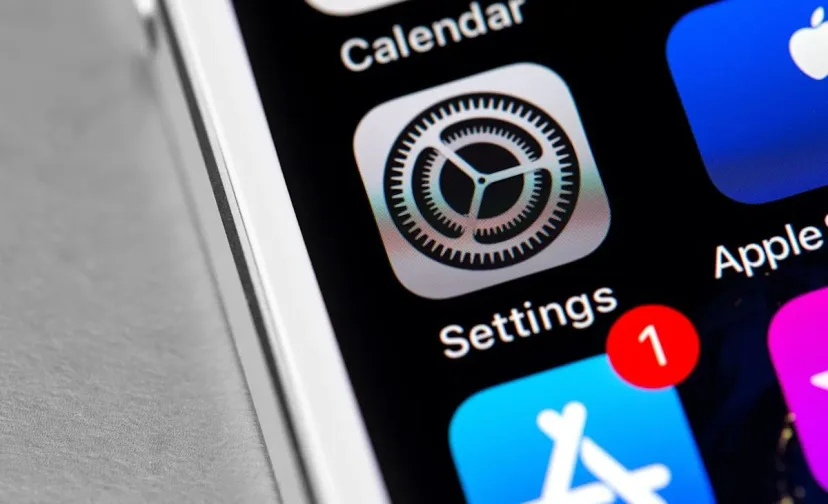 Badge Merah di Settings iPhone: Iklan Layanan Apple yang Mengikis Kepercayaan Pengguna
