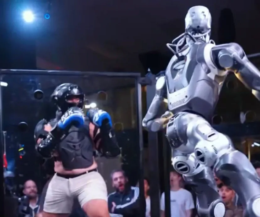 Robot Humanoid Rekbot Bertarung di MMA, Sinyal Otomatisasi Kian Nyata