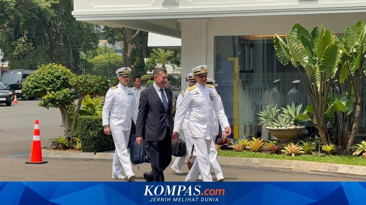 Kapal Induk Italia Resmi Jadi KRI Sriwijaya-100, Prabowo Terima KSAL Giuseppe Berutti Bergotto di Istana