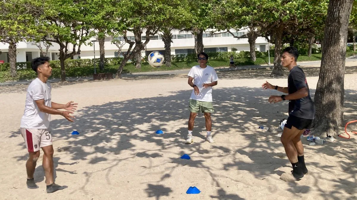 Di Balik Jeda Internasional, Andhika Wijaya Asah Fisik Bersama Sang Ayah di Pantai Sanur