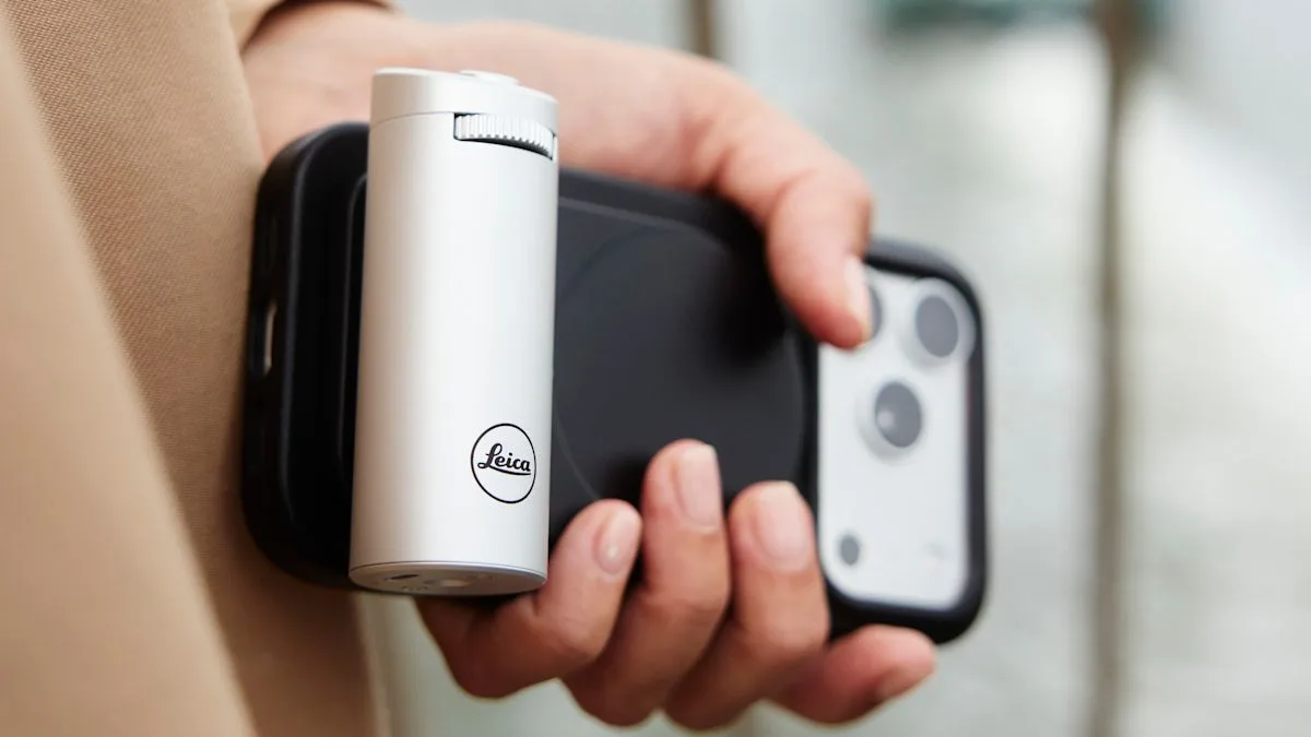 Leica Perkuat Ekosistem iPhone: Lux 2.0 dan Grip Silver Meluncur, Harga Rp6,3 Juta