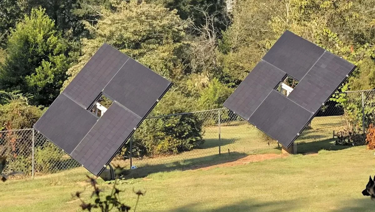 Solar Tracker DIY: Inovasi atau Pemborosan? Pelajaran dari Proyek 'Seni Halaman Fungsional'