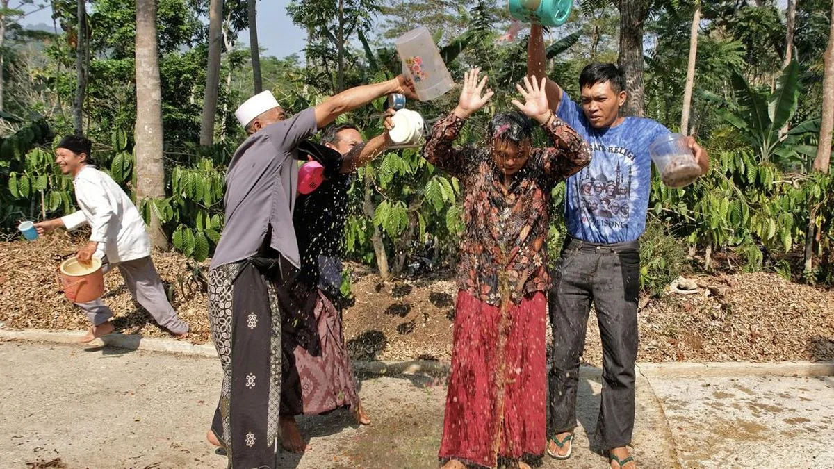 When Istisqa Prayer Is Not Enough: The Unique Javanese Tradition of Calling for Rain, from Pouring Dawet to Washing Saddles