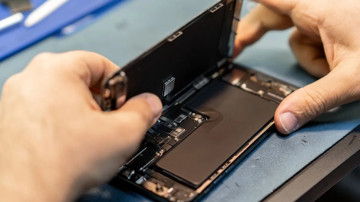 Phone Repairability Scores Keep Sliding: Apple and Samsung at the Bottom, Fairphone Leads
