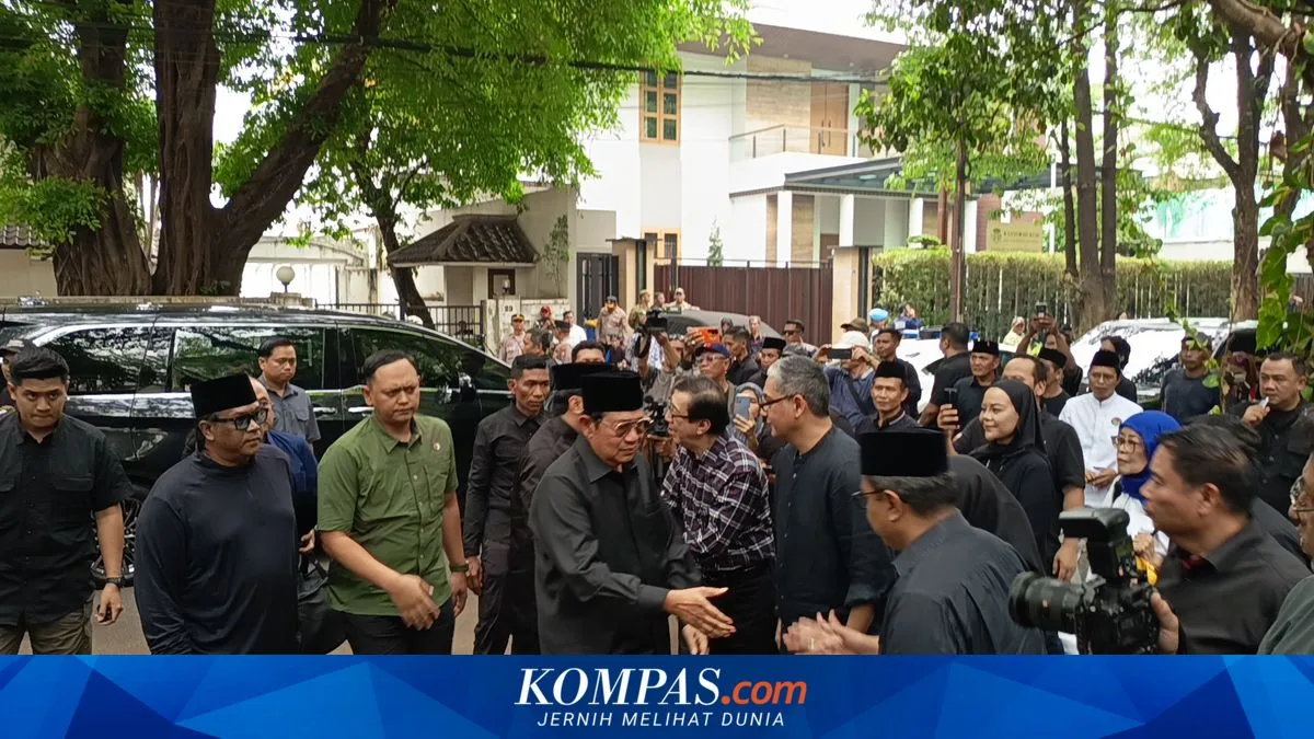 Guruh Soekarnoputra Dies at 73, Elites Across Generations Gather at Funeral Home