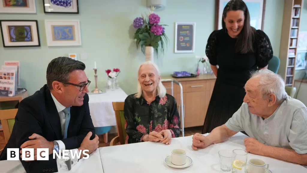 Burnham Pertaruhkan Karir Politik demi Reformasi Social Care Inggris: Pajak Baru di Depan Mata?