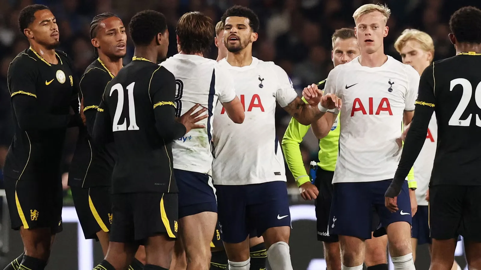 Tottenham Terpuruk, Van Hecke Jadi Sorotan Media Belanda