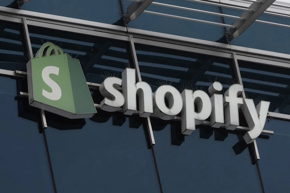 Shopify Buka Checkout untuk Agen AI Berbasis Browser, Tantang Raksasa E-commerce yang Blokir