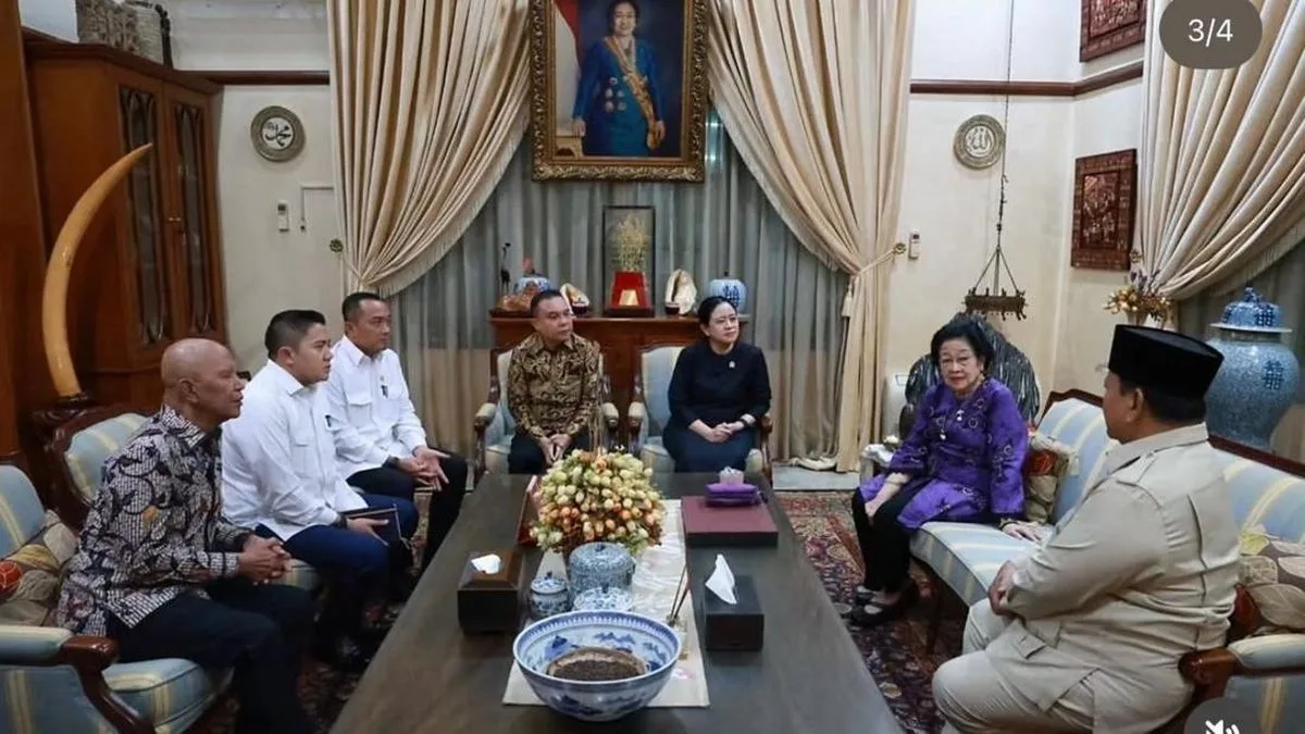 Prabowo Pays Condolence Visit to Megawati's Home: Political Ties Amid Mourning