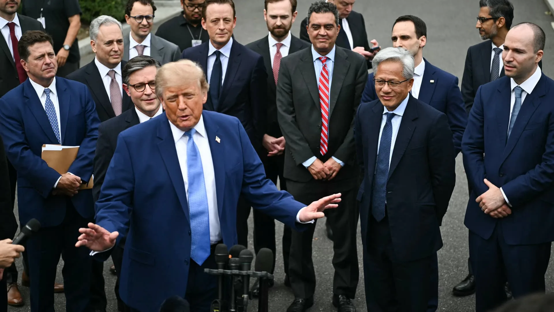 Trump dan Bos Teknologi Teken Kesepakatan AI 'Mengikat Moral', Pengawasan Jadi Sorotan