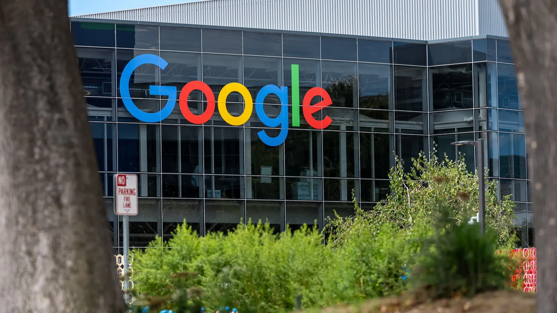 Saham Alphabet, Accenture, Rocket Lab, Micron Bergejolak di Pramarket: Sinyal Rotasi Sektor Teknologi Global