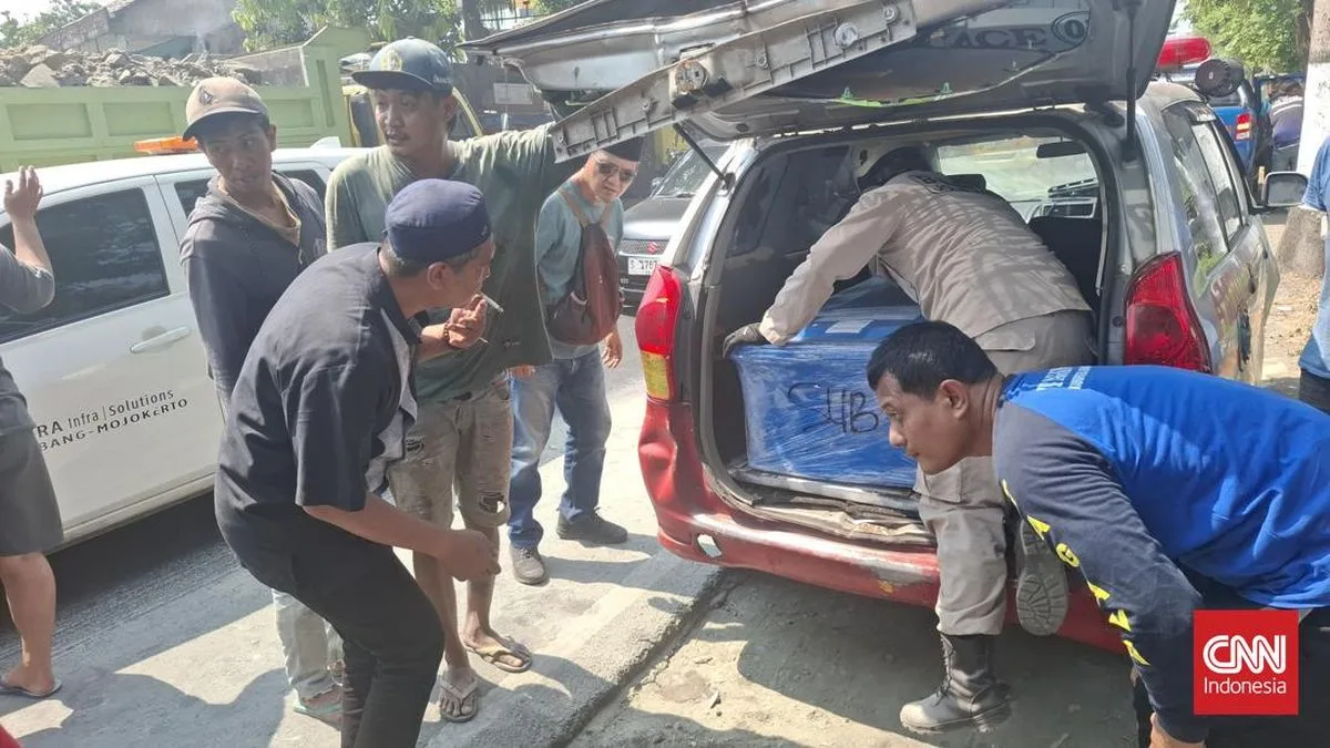 Ambulans Pengantar Jenazah Korban KM Virgo Kecelakaan Beruntun di Jombang, Peti Dialihkan di Tengah Jalan