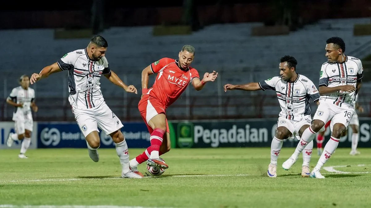 De Red FC Kehilangan Momentum: Aji Santoso Soroti Mentalitas Usai Dihantam Persipura 1-3