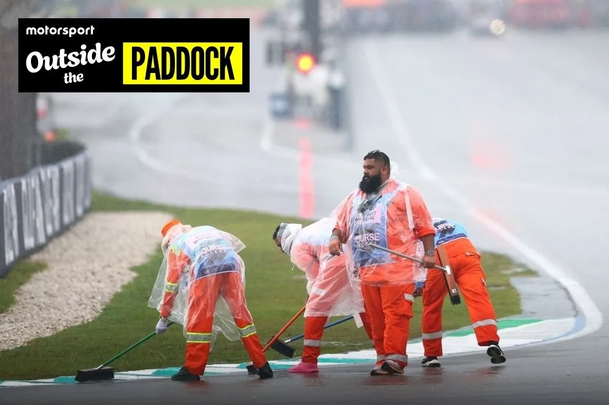 Hujan Deras di Sepang, Marshal F1 Curi Perhatian dengan Aksi 'Harry Potter'